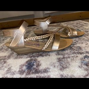 Blowfish Gold Wedge Sandals Women’s Size 9